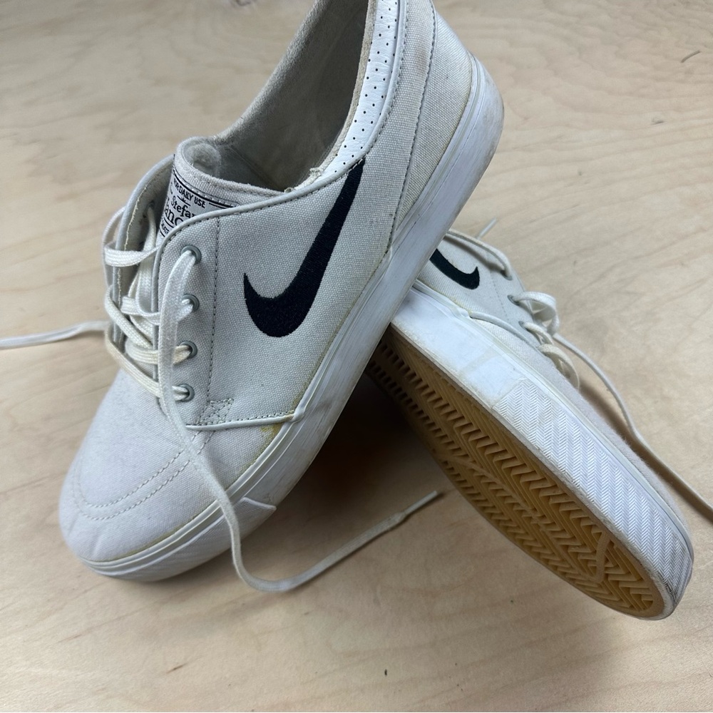 Nike zoom skateboard sneaker